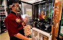 Já pensou em instalar um robô que fabrica saladas frescas para viagem, em seu supermercado? 