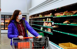 Com falta de funcionários por Ômicron, supermercados dos EUA têm prateleiras vazias