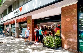 Supermercado coloca barracas com produtos nas calçadas das lojas